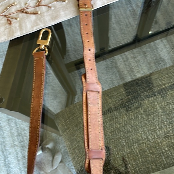 LV leather adjustable strap. - Picture 5 of 5